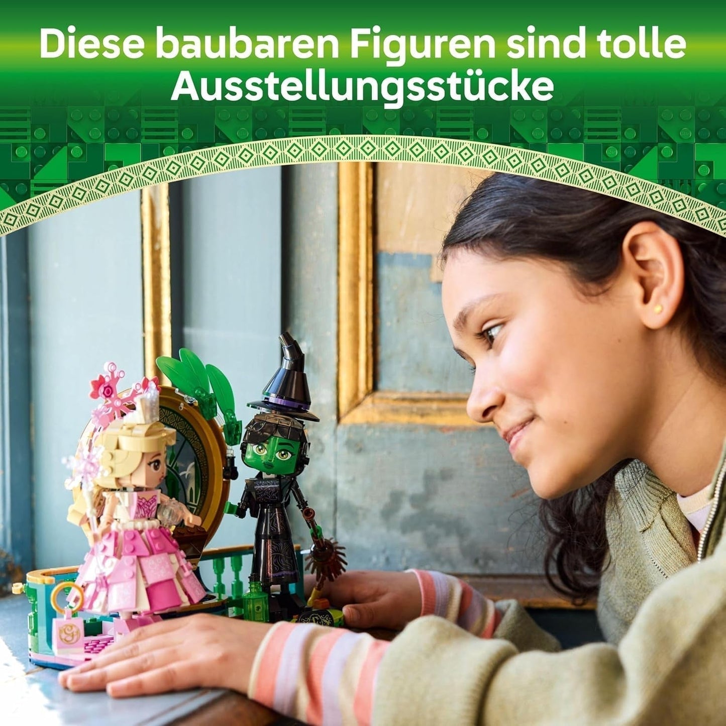 LEGO Wicked Lalki Elphaba i Glinda — kolekcjonerska figurka czarownic z krainy Oz — kreatywny prezent dla dziewcząt powyżej 10. roku życia i fanów filmu — 75682 Zestawy do budowania Besuche den LEGO-Store
