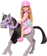 Barbie Chelsea i kucyk oraz kucyki – jeżdżą podczas zabawy, aby bezpiecznie usiąść na koniu, różowe siodło i kije, zawiera hełm i uroczą sukienkę w kratę, od 3 lat, domyślny tytuł lalki HTK29 Naty Shop