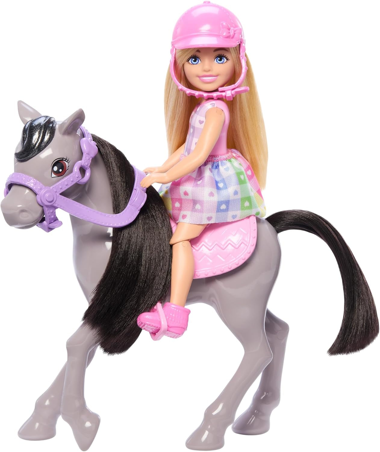 Barbie Chelsea i kucyk oraz kucyki – jeżdżą podczas zabawy, aby bezpiecznie usiąść na koniu, różowe siodło i kije, zawiera hełm i uroczą sukienkę w kratę, od 3 lat, domyślny tytuł lalki HTK29 Naty Shop