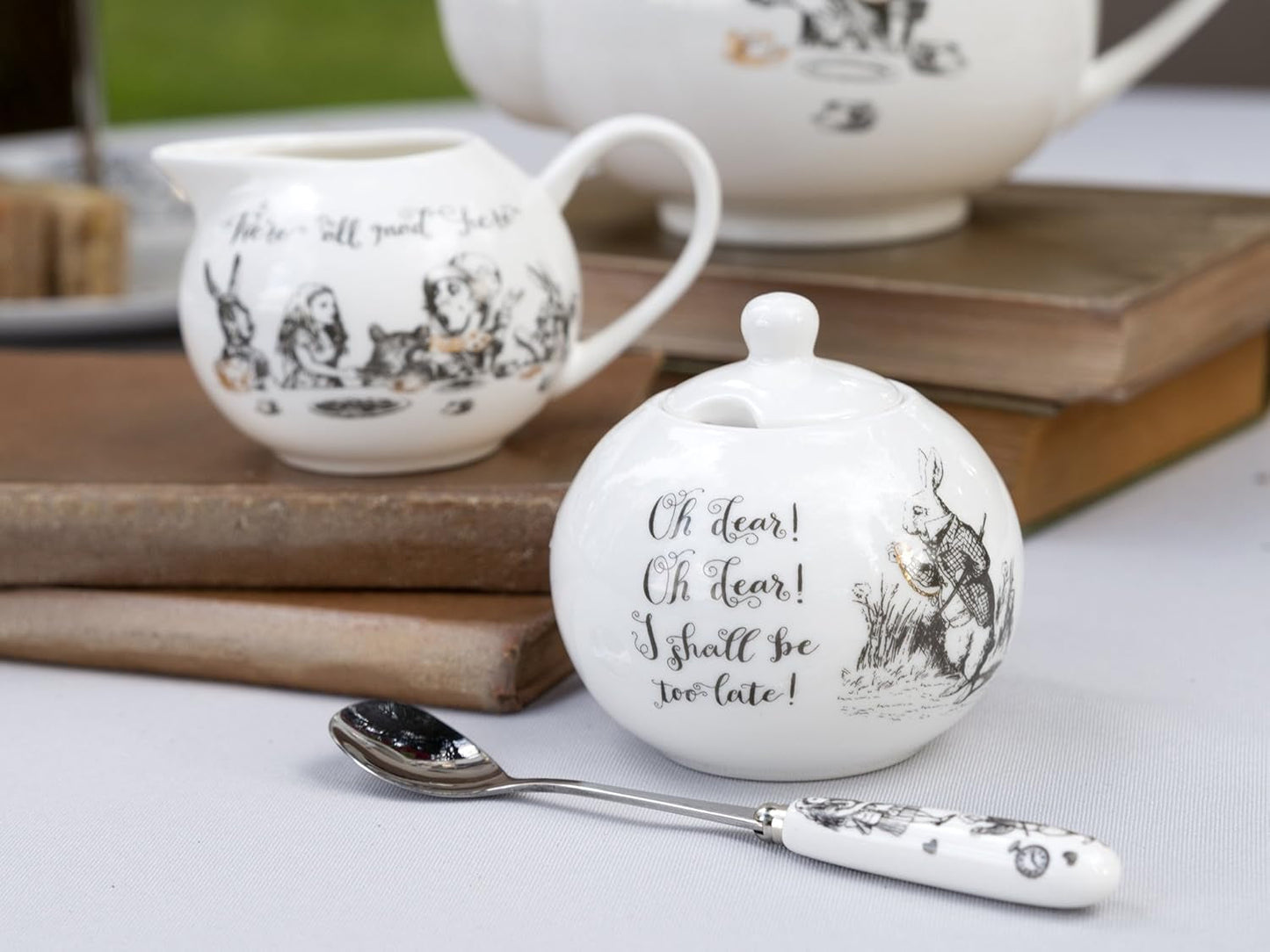 Alicja w Krainie Czarów Porcelanowy czajniczek i dzbanek na mleko, porcelanowa miska i dzbanek na mleko w luksusowym pudełku upominkowym