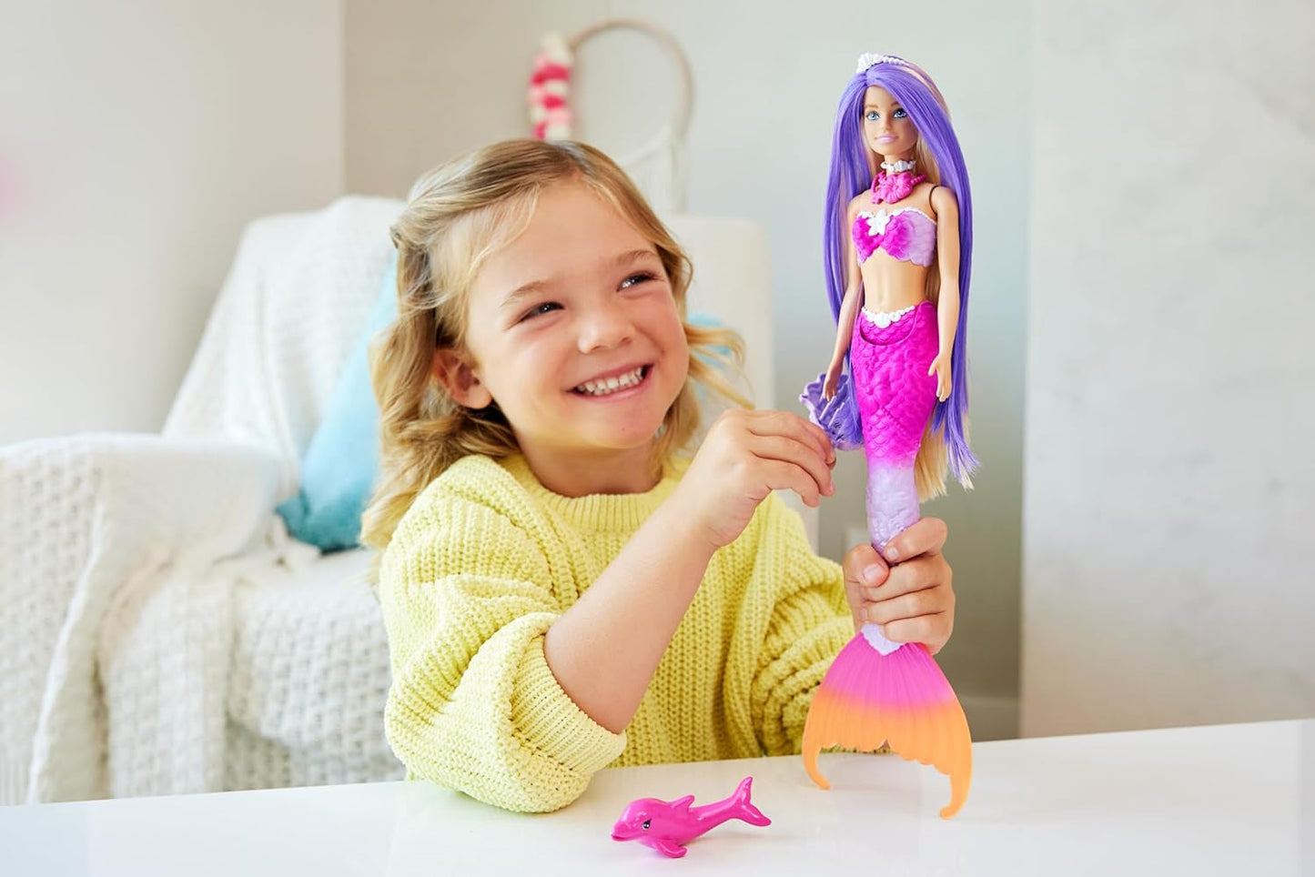 Lalka Syrenka BARBIE - inspirowana serialem telewizyjnym „Barbie: Ukryta magia” z efektem zmiany koloru i dodatkami, różowe włosy o długości 19 cm do stylizacji, dla dzieci w wieku od 3 lat i starszych, HRP97