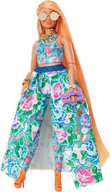 Barbie Extra Fancy, kurvige Langen erdbeerblonden Haaren, zweiteiliges Outfit, Blaue Katze, rosa Handtasche, Ananas-Sonnenbrille, inkl Puppe, als Geschenk geeignet, HHN14