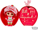 LOL niespodzianka! Loves Strawberry Shortcake Tots - Kolekcjonerskie pachnące lalki z 7 niespodziankami, zwierzakiem, modą, butami, kapeluszem, zestawem do zabawy z truskawkowym ciastkiem Cabrio, wiek 4+