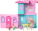 Domek dla lalek Barbie Chelsea z ponad 15 akcesoriami, wysuwany domek powiększa się do ponad 42 x 33 cm z 5 obszarami do zabawy i zjeżdżalnią, z małą lalką i psem, JFW49