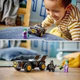 LEGO 76264 Pościg DC w Batmobilu: Batman kontra Batman Zestaw samochodzików Jokera, Zestaw startowy superbohatera z 2 minifigurkami, Zabawka dla przedszkolaków, chłopców i dziewcząt od 4. roku życia, Zestawy do szybkiego montażu Besuche den LEGO-Store