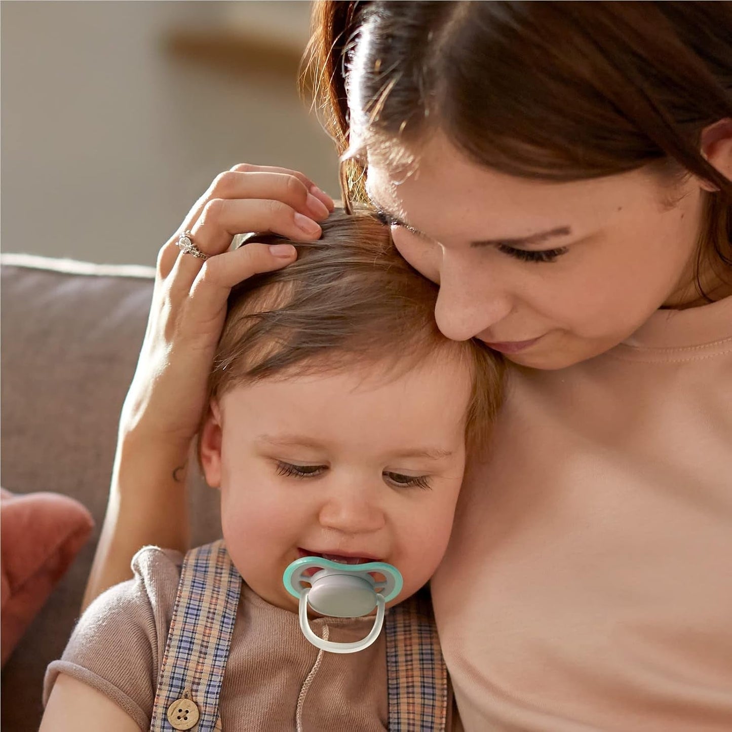 Philips AVENT Zestaw 4 lekkich i oddychających smoczków Ultra Air: 2 świecące w ciemności i 2 dzienne, powyżej 18 miesięcy (model SCF349/43)
