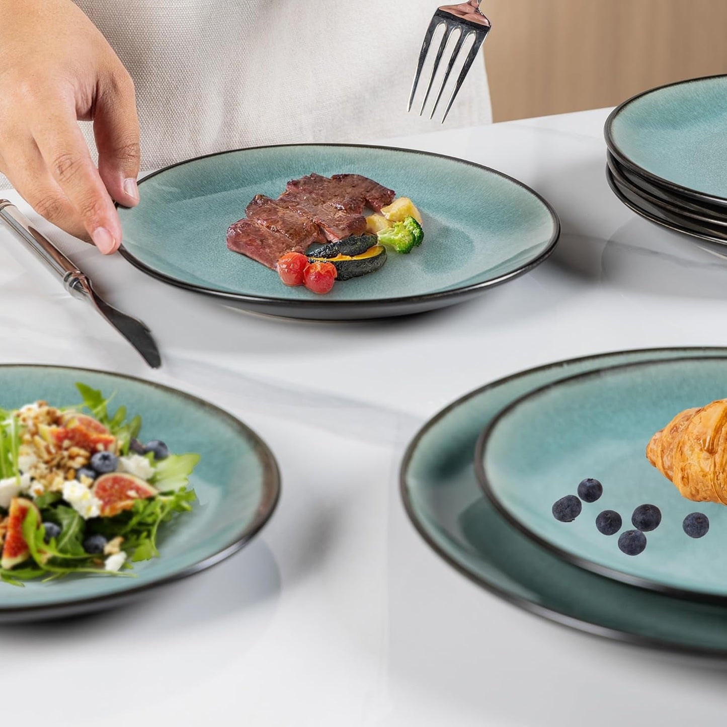 GBhome Zestaw porcelanowych naczyń obiadowych dla 4 osób 12-częściowy zestaw naczyń z glazurą reaktywną Ręcznie robiony zestaw misek i talerzy do kuchenki mikrofalowej i mycia w zmywarce Kolor benzyny GDW025WB-EU