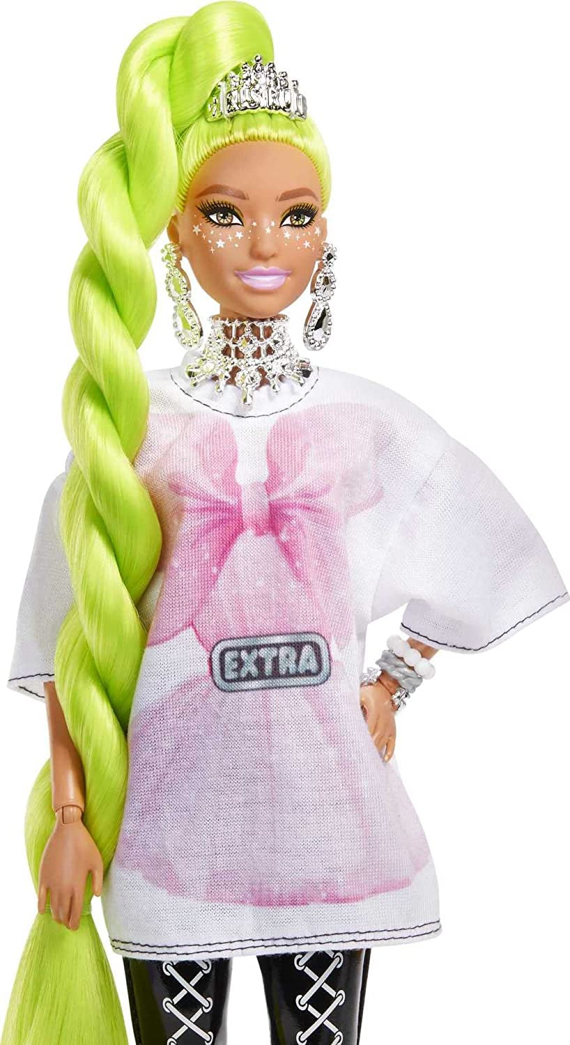 Barbie HDJ44 – dodatkowa lalka nr 11 w oversize'owej koszulce i leginsach z papugą, bardzo długimi neonowymi zielonymi włosami i akcesoriami, elastycznymi stawami, zabawką prezentową dla dzieci w wieku 3+ Naty Shop Dolls
