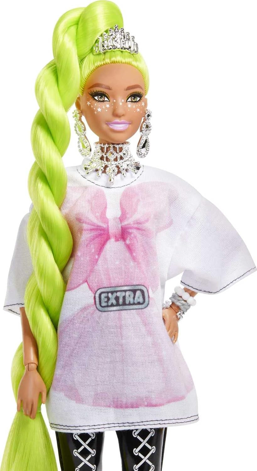 Barbie HDJ44 - Extra Puppe #11 w übergroßem T-shirt i legginsy z Haustier Papagei, dodatkowe langes neongrünes Haar & Zubehör, Elastic Gelenke, Spielzeug Geschenk für Kinder ab 3 Jahren