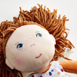 Lalka HABA Malou - miękka lalka o wysokości 30 cm do zabawy i przytulania - Miękkie i zmywalne materiały - Idealna alternatywa dla pluszowych lalek - Odpowiednia dla dzieci od 1,5 roku - 2010818001
