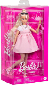 Lalka Barbie Deluxe Style nr. 3 ze strojem Barbiecore, blond włosami związanymi w wysoki kok, pastelową różową sukienką z dużą kokardką i dodatkami takimi jak rajstopy kabaretki, HYV27