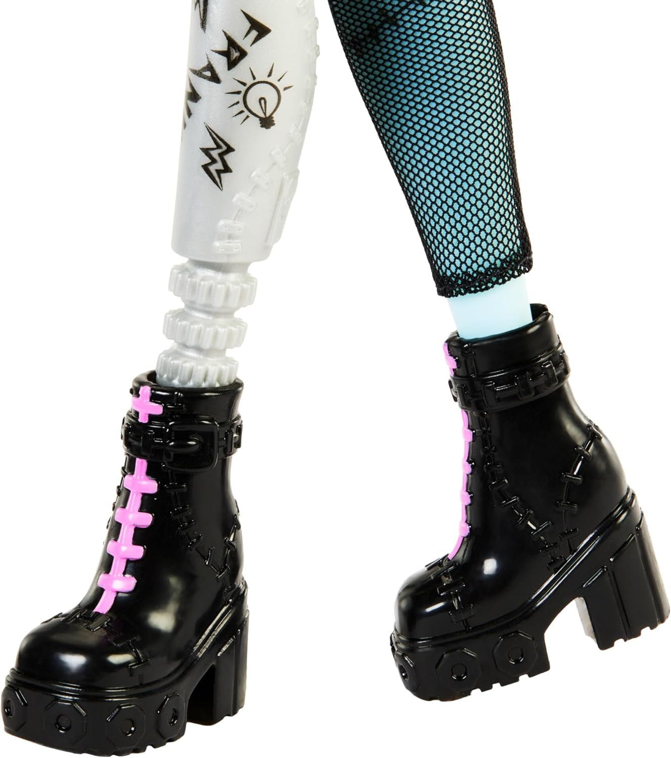 Lalka Monster High Frankie Stein w dżinsowej kurtce i spodenkach zawiera także szczeniaka Watzie i akcesoria, takie jak plecak, przekąskę i notatnik, HXH73