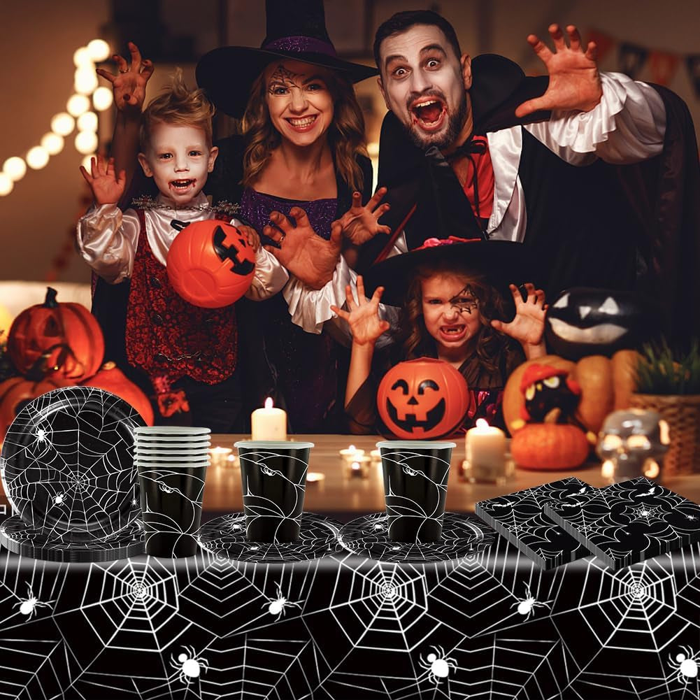 49-częściowy zestaw sztućców papierowych w kształcie pająka na Halloween, w tym talerze, serwetki, szklanki i obrus. Czarny zestaw obiadowy składający się z talerzy deserowych, serwetek i szklanek.