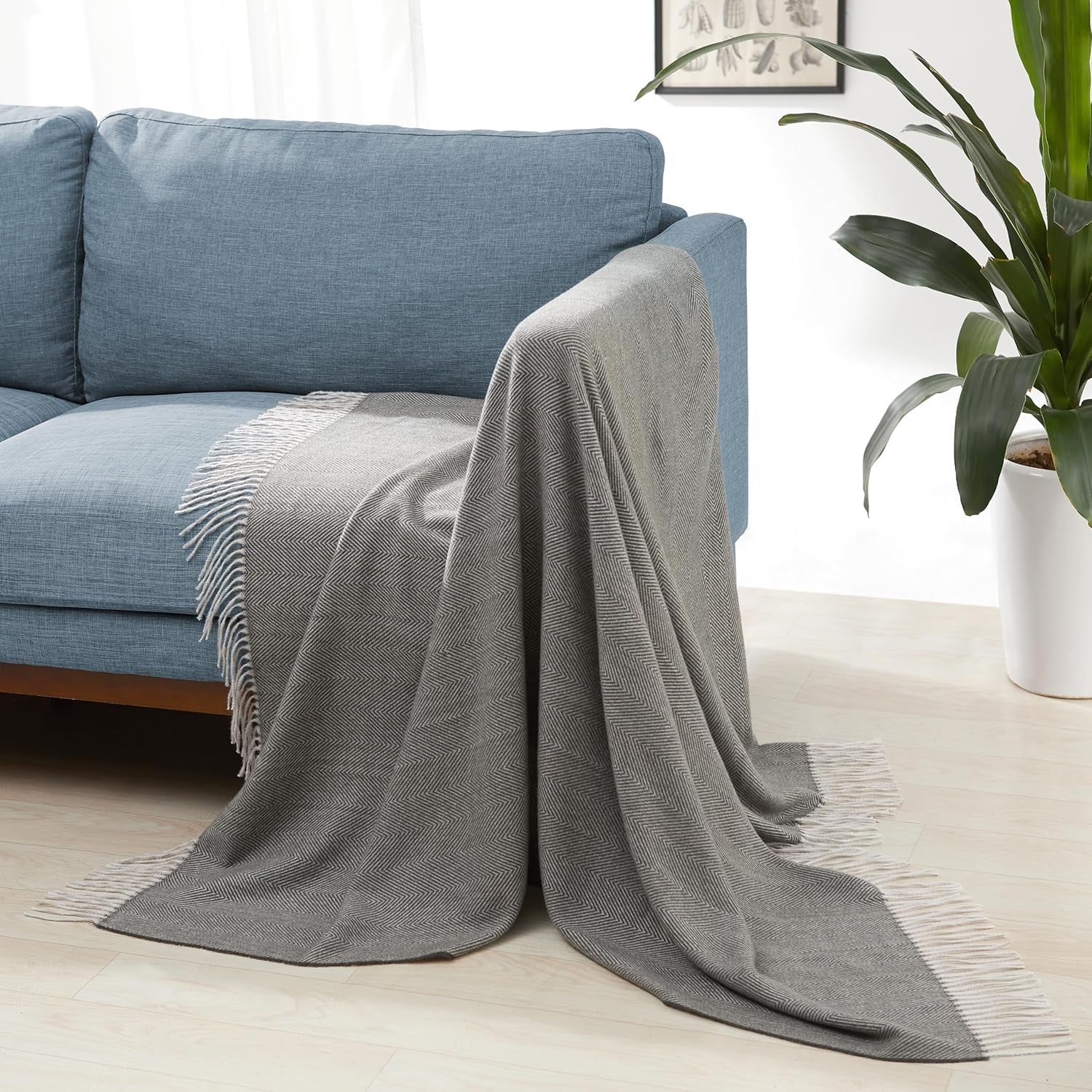 Koc Amazon Basics, lekki, poliester pochodzący z recyklingu, przytulny koc z dekoracją pokojową, 127 x 152 cm, kość słoniowa z niebieskim wzorem Sprawdź łóżka i koce Besuche den Amazon Basics-Store Ciemnoszary i jasnoszary wzór w jodełkę