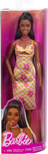 Lalka Barbie Fashionistas nr. 233 z czarnymi włosami, pomarańczową kraciastą sukienką z różowymi kwiatami, naszyjnikiem i sandałami, HYT91