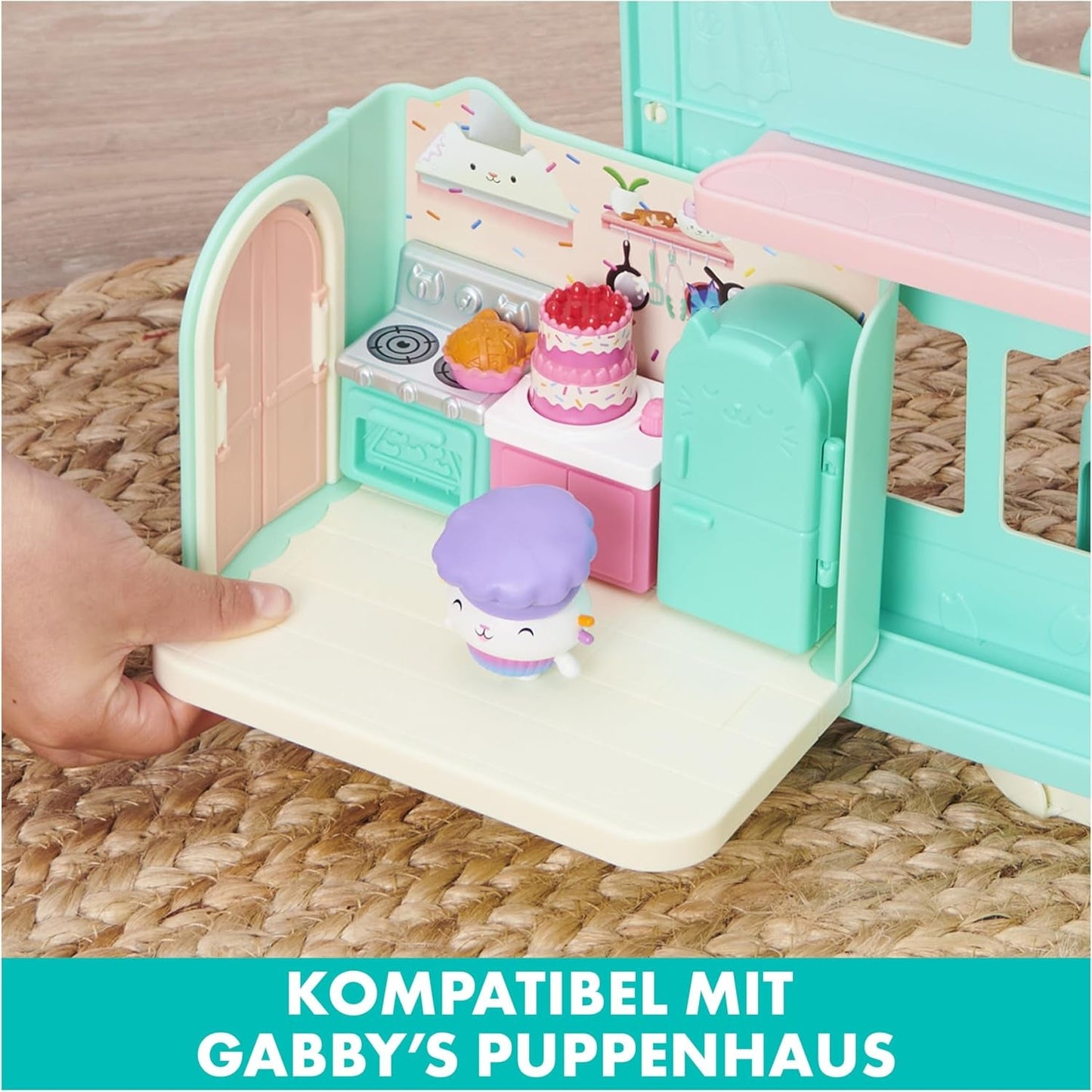 DOMEK DLA LAL GABBY'S DREAMWORKS - Pokój Deluxe, Cukiernia Ciastkowa, Kuchnia Kuchi (rum.: Ciasto), 3 meble i 2 pudełka-niespodzianki z akcesoriami, odpowiednie dla dzieci w wieku od 3 lat
