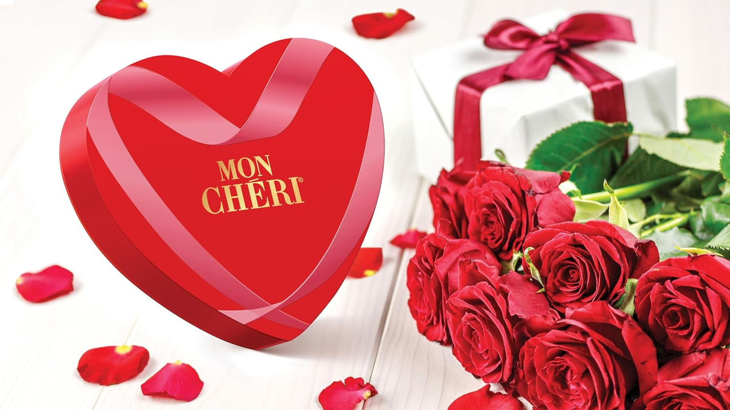Ferrero Mon Chéri Heart - Czekoladowy prezent na Walentynki dla niego i dla niej - Chrupiąca czekolada, likier owocowy i aromatyzowane wiśnie - Na Walentynki, Dzień Matki i Wielkanoc - 1 opakowanie 147g
