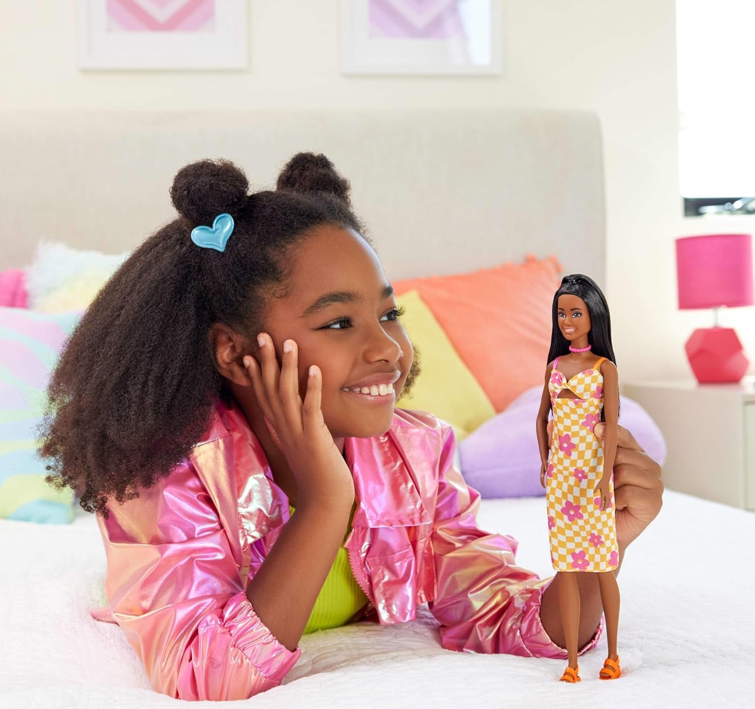 Lalka Barbie Fashionistas nr. 233 z czarnymi włosami, pomarańczową kraciastą sukienką z różowymi kwiatami, naszyjnikiem i sandałami, HYT91