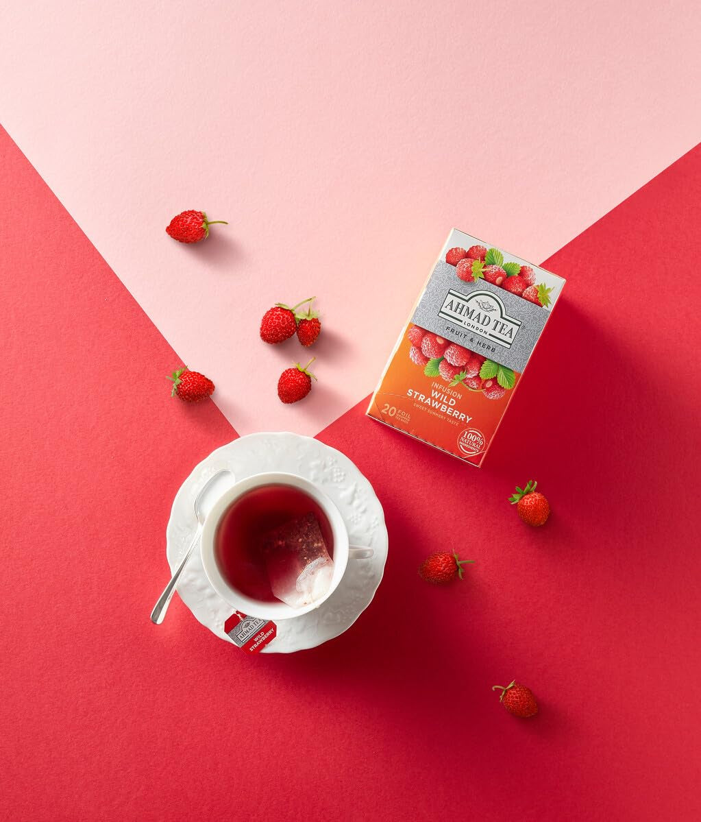 Ahmad Tea - Dzika truskawka - Bezkofeinowa herbata owocowo-ziołowa - Truskawka - Smakowa, pakowana pojedynczo torebka na herbatę zawierająca 2 g herbaty w porcji - 20 torebek z paskiem