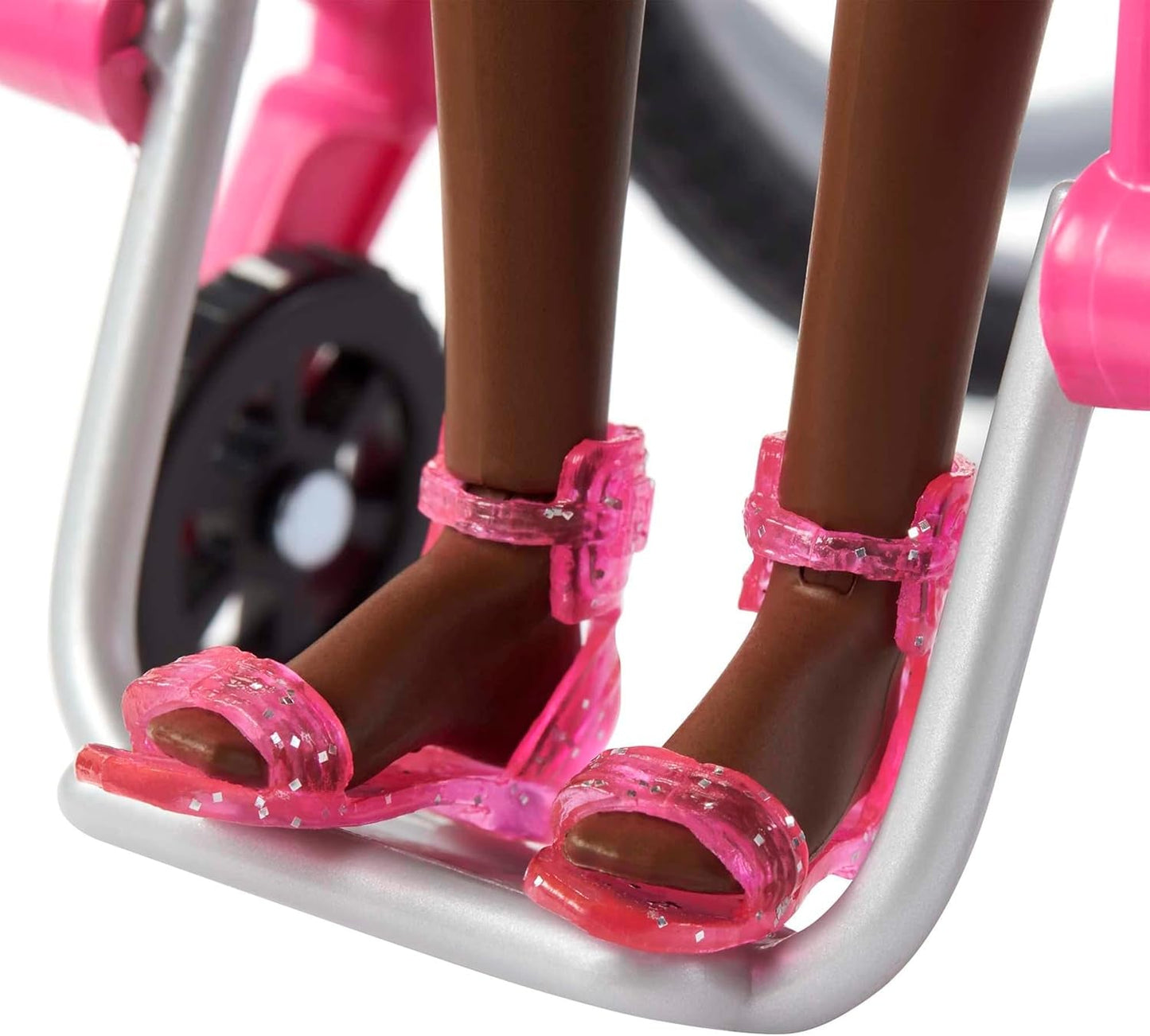 Barbie Fashionistki Czarne włosy Kolorowy kombinezon Rampa dla wózków inwalidzkich Wózek inwalidzki Lalka w zestawie Zabawka dla dzieci w wieku 3+ HJT14