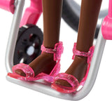Barbie Fashionistki Czarne włosy Kolorowy kombinezon Rampa dla wózków inwalidzkich Wózek inwalidzki Lalka w zestawie Zabawka dla dzieci w wieku 3+ HJT14