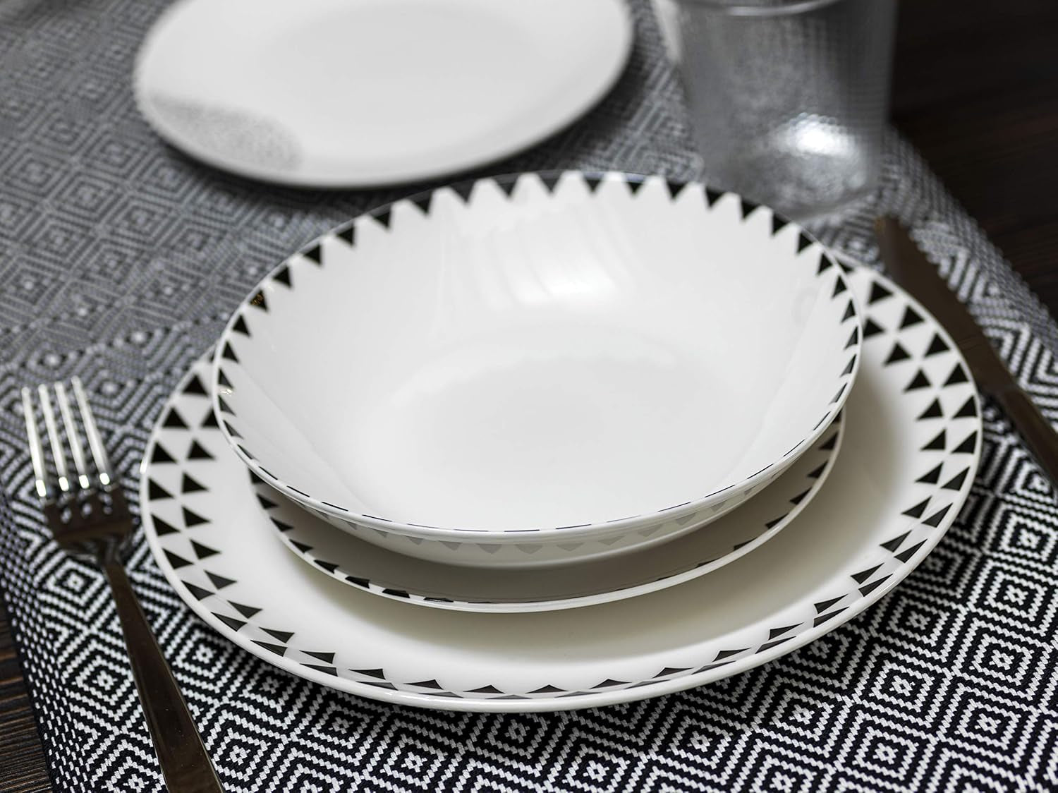 Graficzny serwis stołowy, 18 sztuk dla 6 osób, porcelana, kolor biały