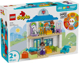 LEGO DUPLO Miasto Pierwsza wizyta u lekarza, zabawka do budowania, zestaw do rozwijania umiejętności motorycznych, prezent dla dwuletnich maluchów, zabawka edukacyjna, odgrywanie ról w szpitalu 10449 Zestawy do budowania Besuche den LEGO-Store