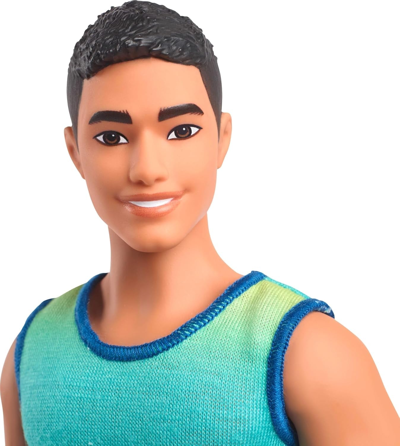 Lalka Ken Barbie Fashionistas nr. 236 z czarnymi włosami, turkusowym podkoszulkiem w kolorze ombré, dżinsowymi spodenkami i srebrnymi tenisówkami, HYV00