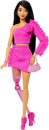 Lalka Barbie Deluxe Style nr. 3 ze strojem Barbiecore, blond włosami spiętymi w wysoki kok, pastelową różową sukienką z dużą kokardką i dodatkami takimi jak rajstopy kabaretki, HYV27 Naty Shop Dolls Black