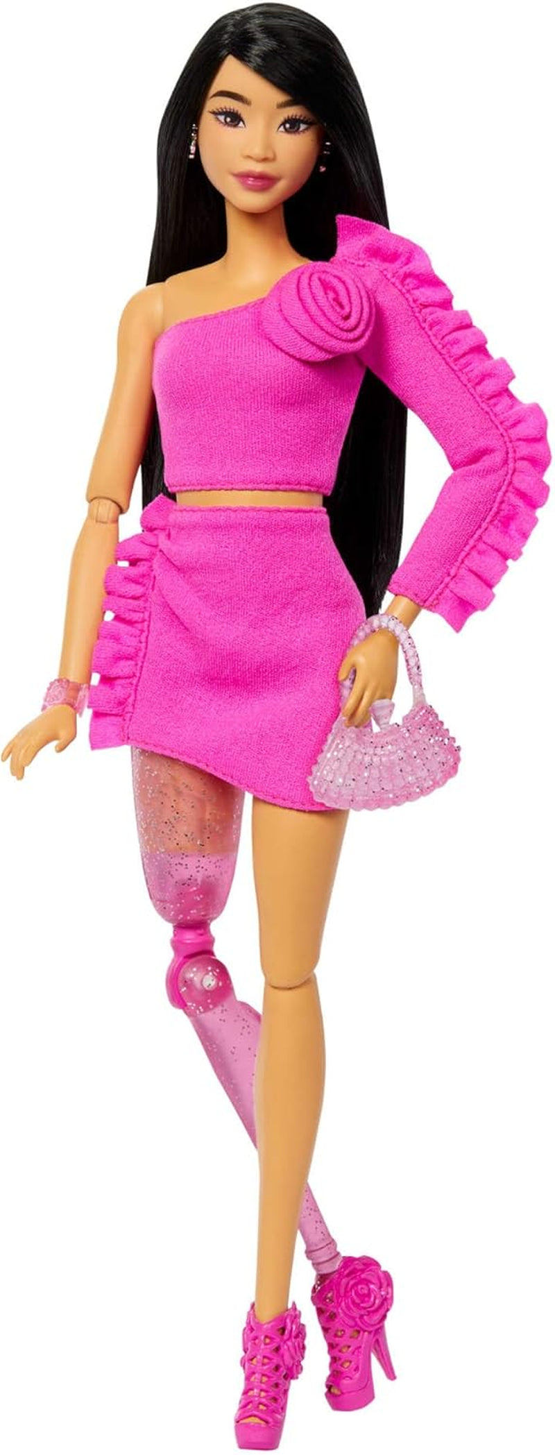 Lalka Barbie Deluxe Style nr. 3 ze strojem Barbiecore, blond włosami spiętymi w wysoki kok, pastelową różową sukienką z dużą kokardką i dodatkami takimi jak rajstopy kabaretki, HYV27 Naty Shop Dolls Black
