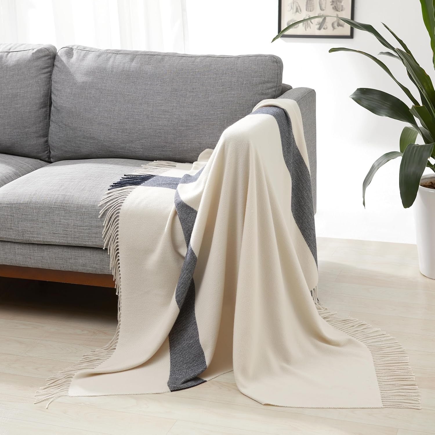 Koc Amazon Basics, lekki, poliester z recyklingu, przytulny koc z dekoracjami pokoju, 127 x 152 cm, kość słoniowa w niebieską kratkę. Łóżka i koce Besuche den Amazon Basics-Store Kość słoniowa z niebieskim wzorem w kratkę
