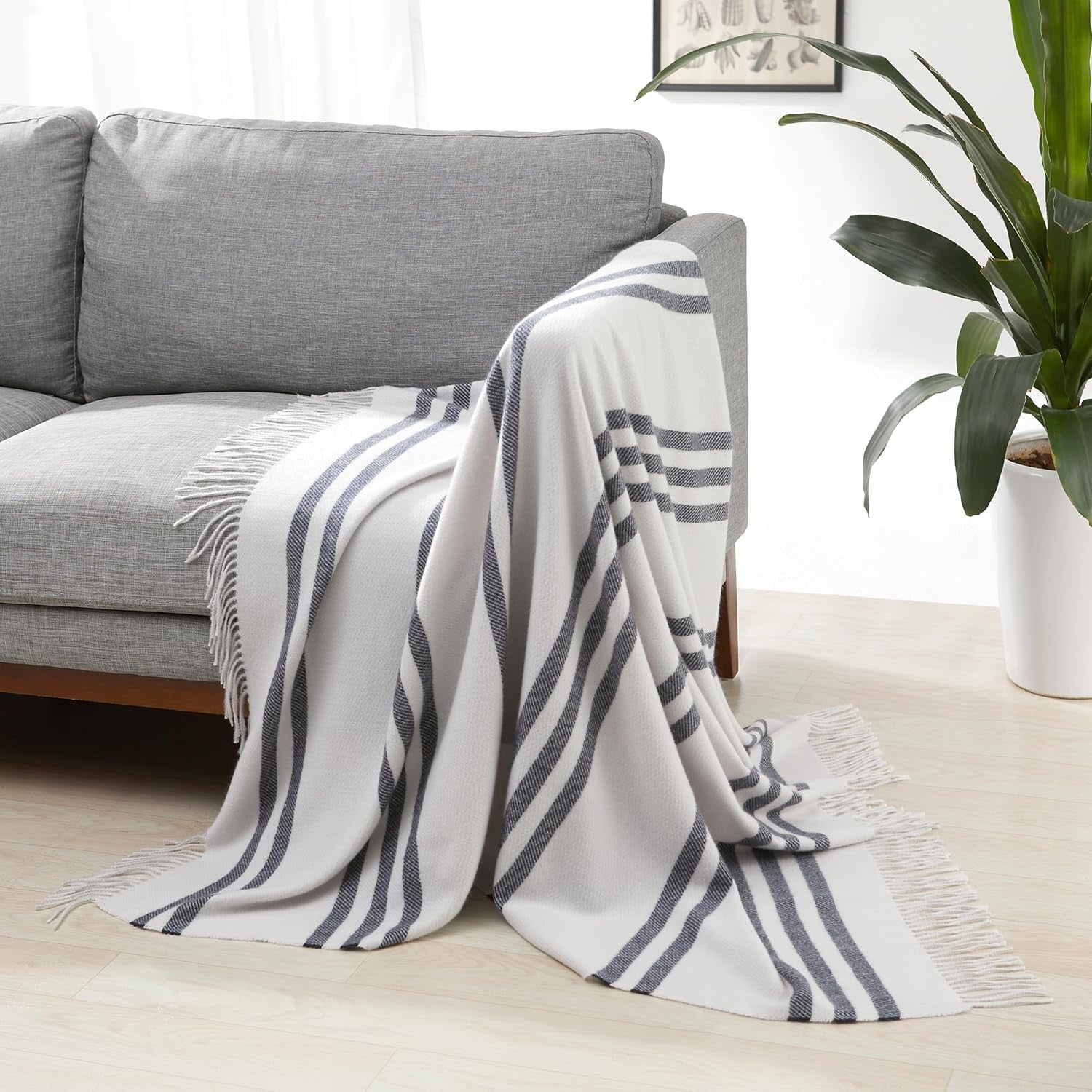 Koc Amazon Basics, lekki, poliester pochodzący z recyklingu, przytulny koc z dekoracją pokojową, 127 x 152 cm, kość słoniowa z niebieskim wzorem Sprawdź łóżka i koce Besuche den Amazon Basics-Store Jasnoszary z niebieskimi paskami