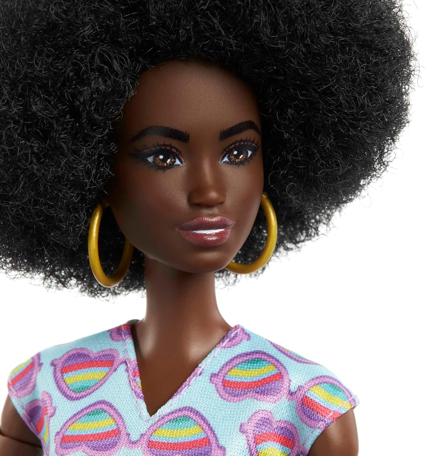 Barbie Fashionistki Czarne włosy Kolorowy kombinezon Rampa dla wózków inwalidzkich Wózek inwalidzki Lalka w zestawie Zabawka dla dzieci w wieku 3+ HJT14