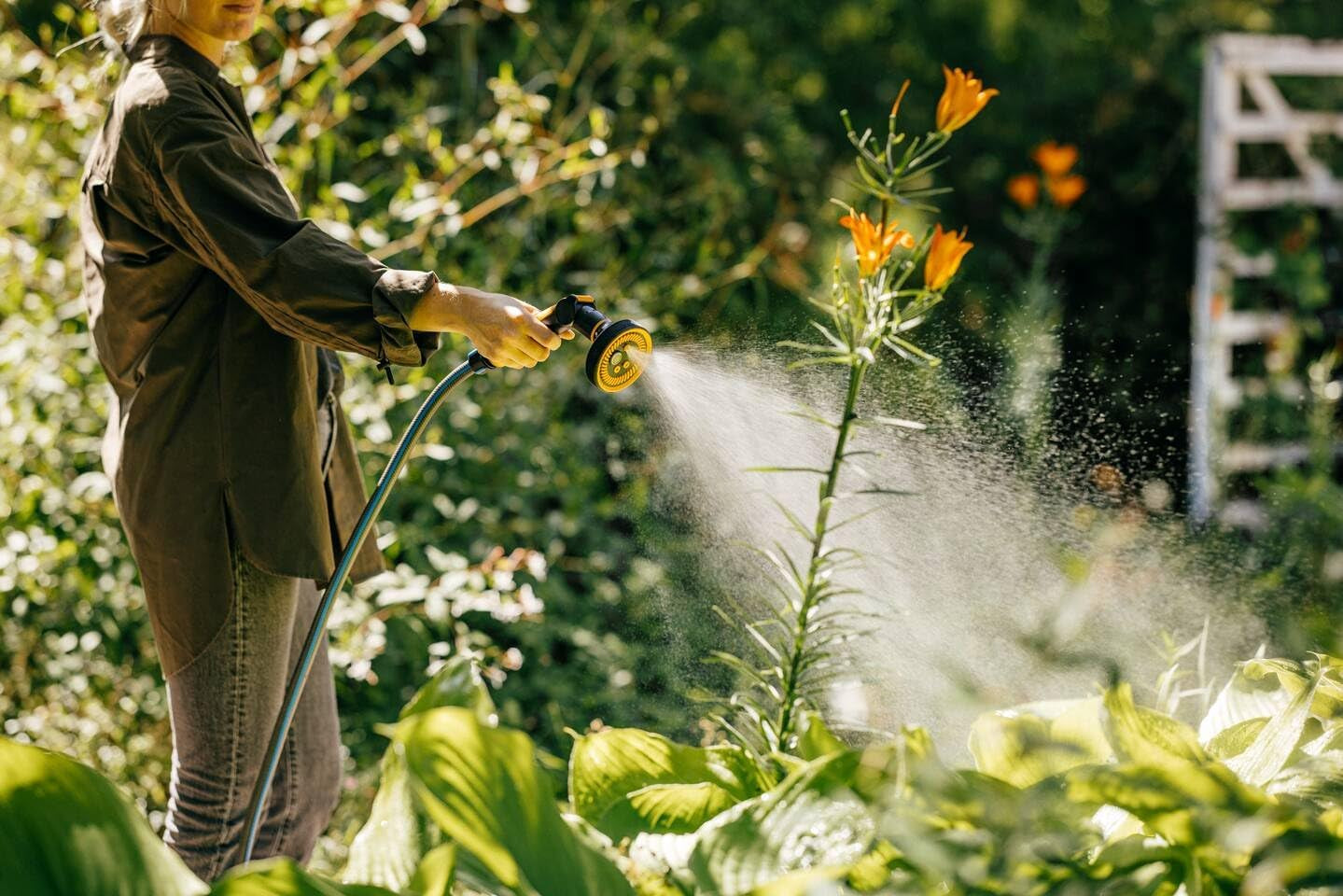 Wąż ogrodowy Fiskars ML Seria X Wąż do ręcznego podlewania wody 13 mm (1/2"), Długość: 25 m, Złącze uniwersalne, Ochrona przed promieniowaniem UV, Ochrona przed mrozem, Odporny na skręcanie, Niebieski, 1076045