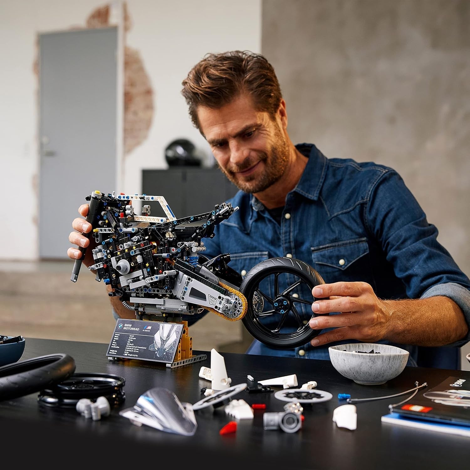 LEGO Technic Model motocykla BMW M 1000 RR Zestaw modeli dla dorosłych jako prezent rękodzielniczy dla mężczyzn i kobiet Wystrój domu lub biura 42130 Zestawy do budowania Besuche den LEGO-Store