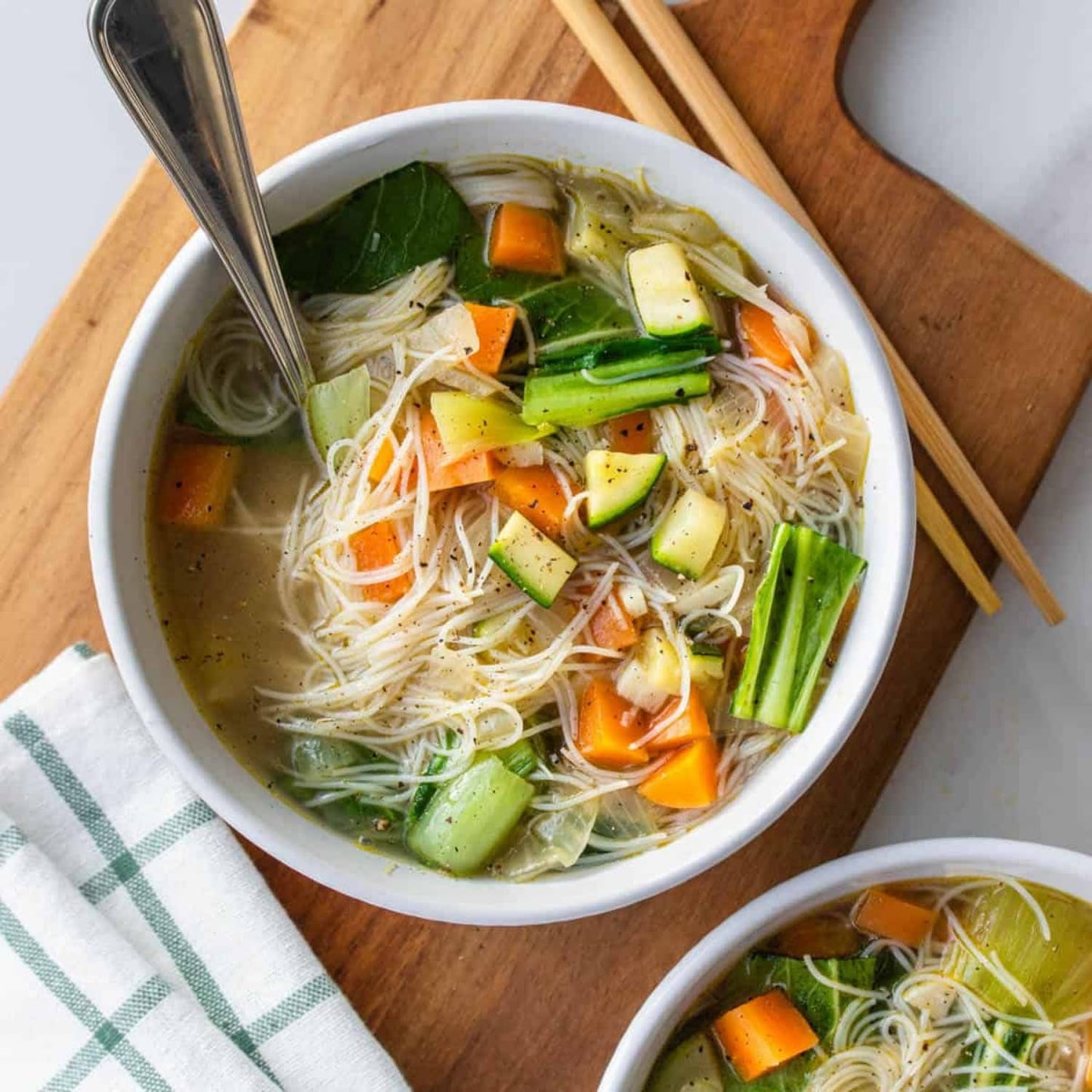 MAMA Clear Glass Instant Noodle Soup - Pyszne i szybkie jedzenie o orientalnych smakach - Autentyczna kuchnia tajska - 30 x 40g