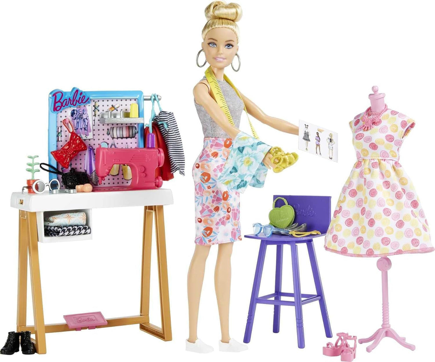 Barbie HDY90 - lalka projektantki mody (30,40 cm) i studio, ponad 25 akcesoriów do projektowania i mody, designerskie biurko, krzesło, maszyna do szycia, model tkaniny, manekin i więcej, zabawki od 3 lat Naty Shop Dolls
