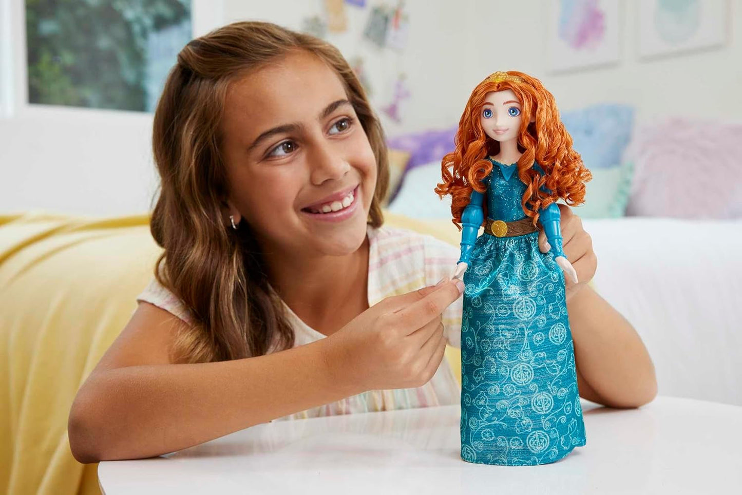 Mattel Disney Princess Zabawka Merida Ręcznie robiona lalka ze świecącymi ubraniami i akcesoriami Zainspirowana filmem Disneya i Pixara Prezent dla dzieci HLW13