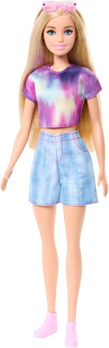 Barbie Mysteries: lalka Detektywi z Malibu Beach w charakterystycznym stroju i akcesoriach, w tym okularach przeciwsłonecznych, JFV63