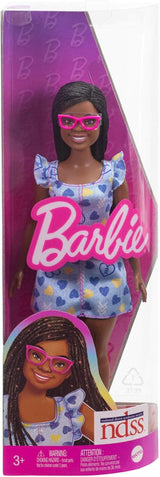 Lalka Barbie Fashionistas nr. 229 z zespołem Downa w sukience we wzór serca opracowanej we współpracy z Narodowym Towarzystwem Zespołu Downa, HYK14