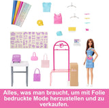 Zestaw Barbie Fashion Boutique - lalka ze wzorem w folię, ponad 150 oryginalnych kreacji, zawiera 2 bluzki i 5 arkuszy folii, stojak na ubrania i czytnik kart kredytowych, wiek powyżej 3 lat, HKT78