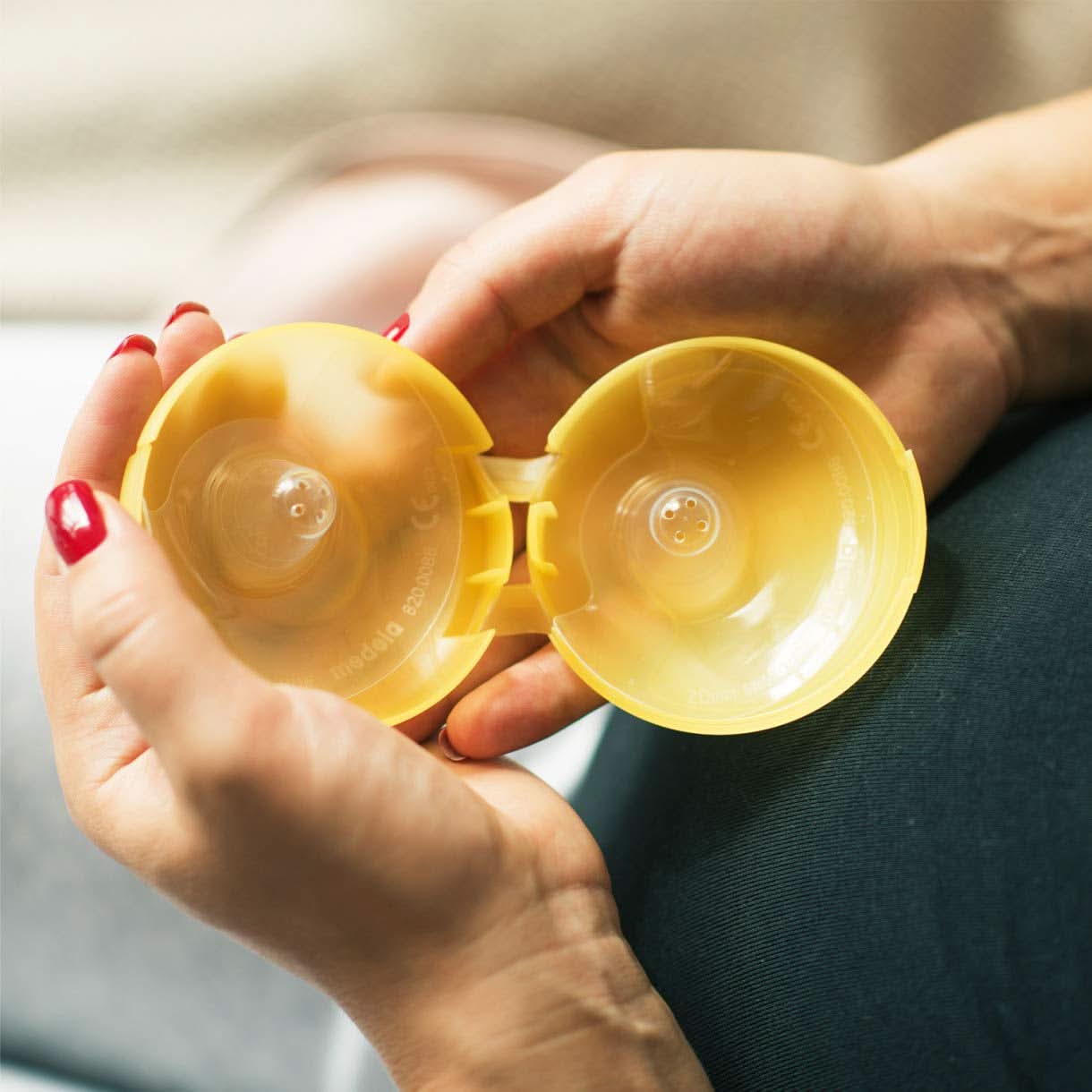 Medela 200.1631 Osłonka na sutek, wielokolorowa Akcesoria Żywność i karmienie piersią Sklep Bebe Naty