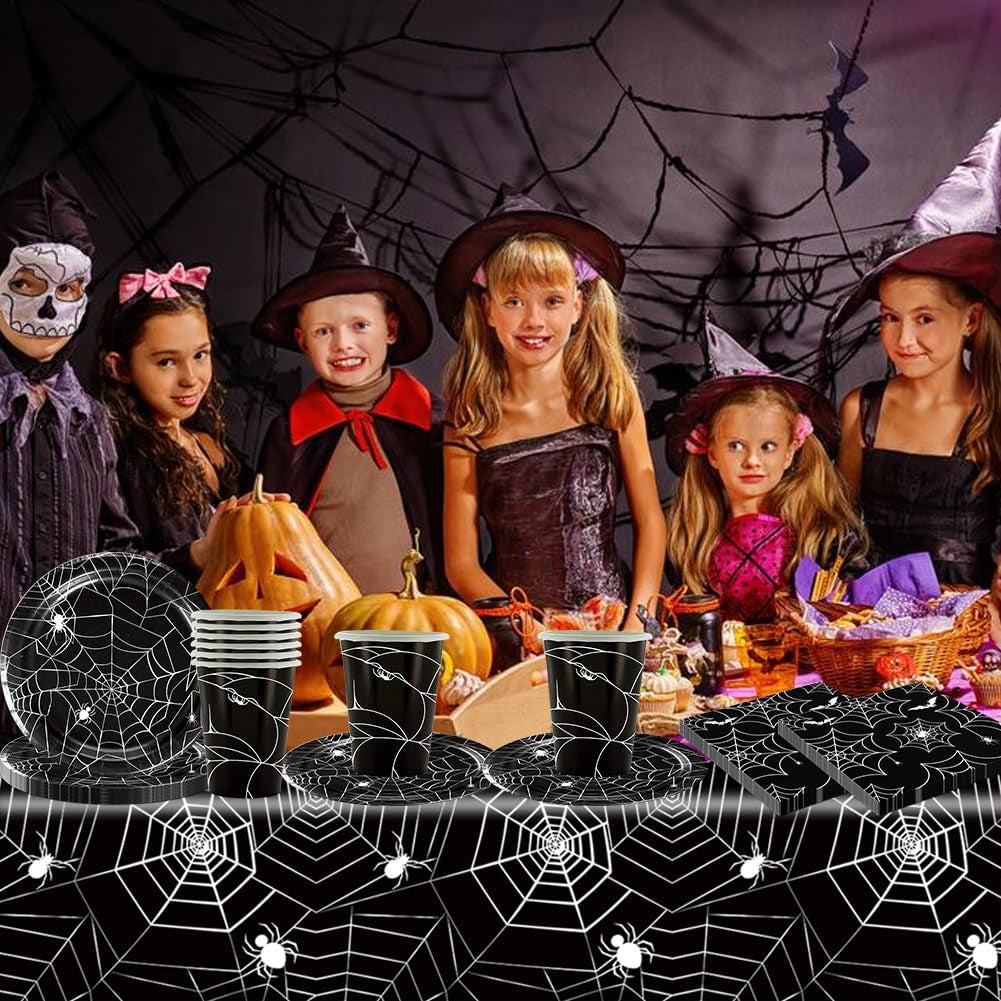 49-częściowy zestaw sztućców papierowych w kształcie pająka na Halloween, w tym talerze, serwetki, szklanki i obrus. Czarny zestaw obiadowy składający się z talerzy deserowych, serwetek i szklanek.