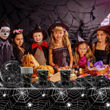 49-częściowy zestaw sztućców papierowych w kształcie pająka na Halloween, w tym talerze, serwetki, szklanki i obrus. Czarny zestaw obiadowy składający się z talerzy deserowych, serwetek i szklanek.