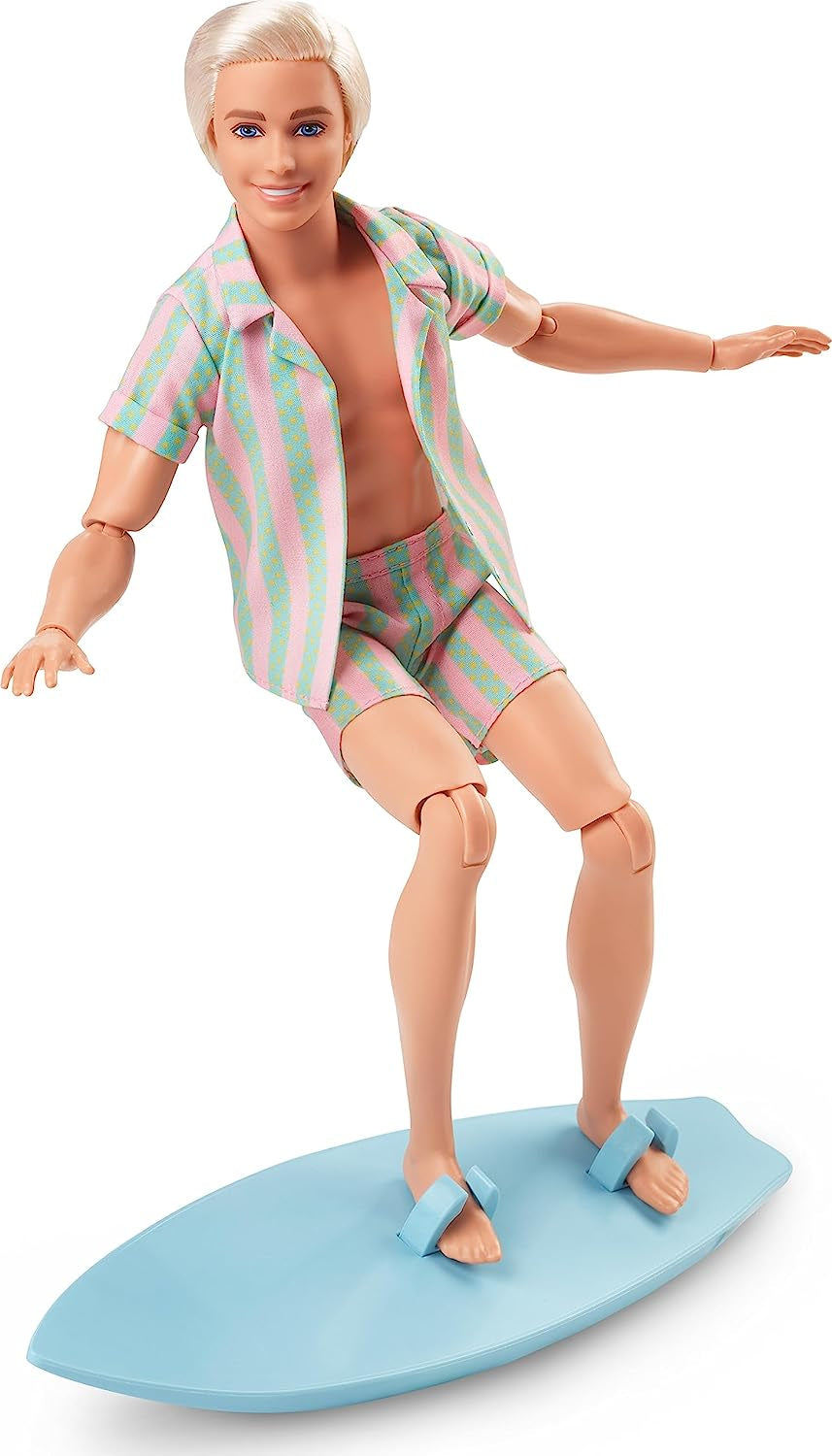 Barbie: film dla fanów filmów o lalkach, lalka Ken, lalka kolekcjonerska z deską surfingową i tenisówkami, ruchome ciało, włosy w kolorze platynowego blond, odpowiednia jako prezent dla 3-letnich dzieci, lalki HPJ97 Naty Shop