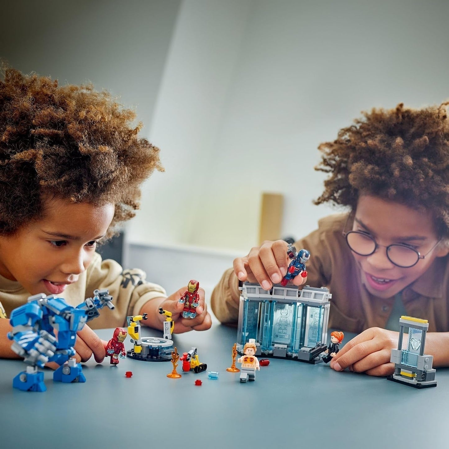 LEGO Marvel Laboratorium Iron Mana: Zbroja Zbroi — zabawka superbohatera z figurką mecha, 5 minifigurek, w tym Aldrich Killian — prezent Avengers dla chłopców i dziewcząt w wieku od 8 lat 76315 Zestawy do budowania Beuche den LEGO-Store