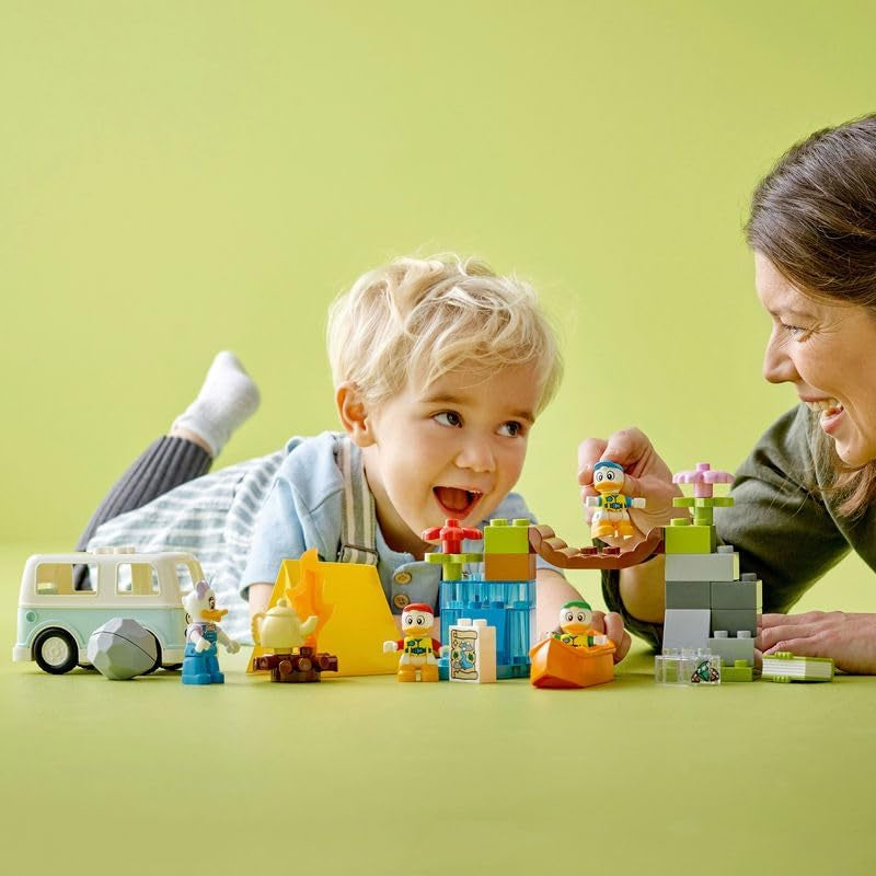 LEGO 10997 DUPLO Disney Mickey i przyjaciele na kempingu — zestaw przygód z kamperem, kajakiem i figurką kaczki Daisy, zabawka do budowania na prezent dla małych dzieci w wieku od 2 lat, zestawy konstrukcyjne dla dziewcząt i chłopców Besuche den LEGO-Store