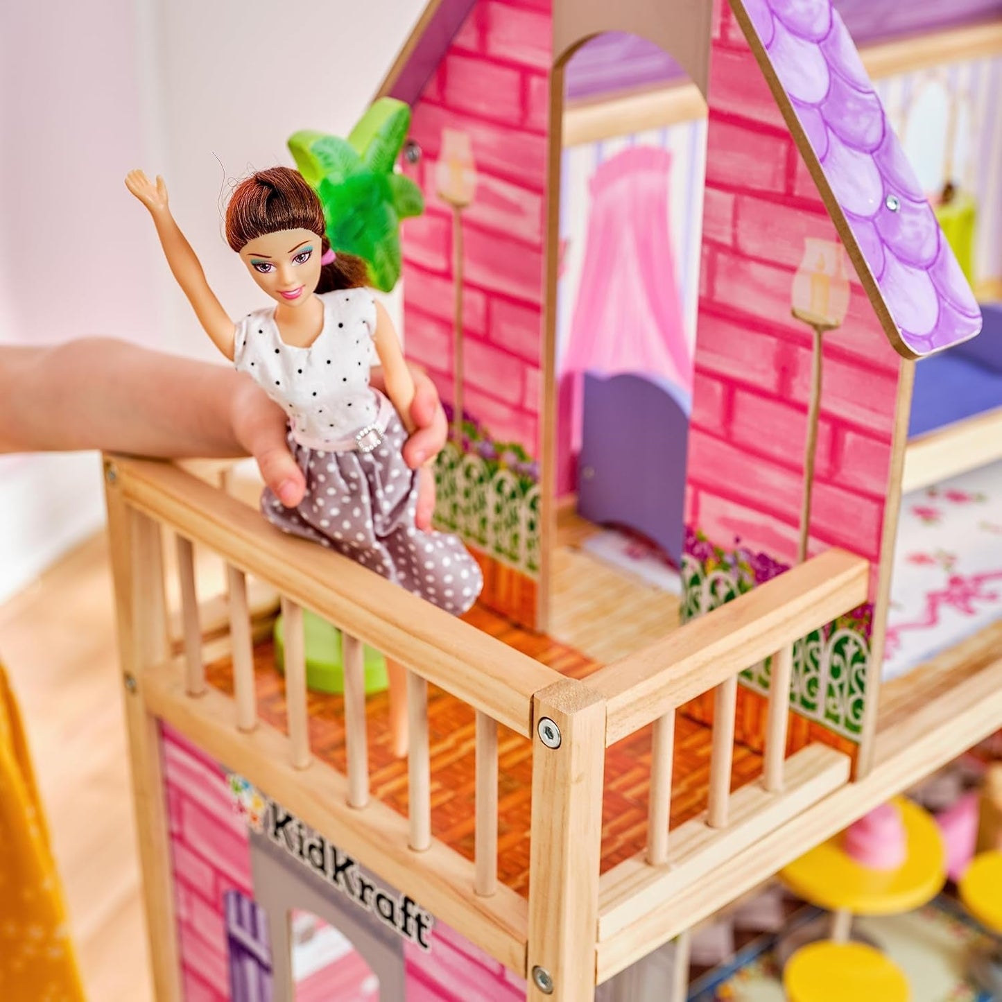 Drewniany domek dla lalek KidKraft Kayla z meblami i akcesoriami, 3-poziomowy zestaw dla lalki 30 cm, zabawka dla dzieci w wieku od 3 lat, 65092 — wyłącznie na Amazon