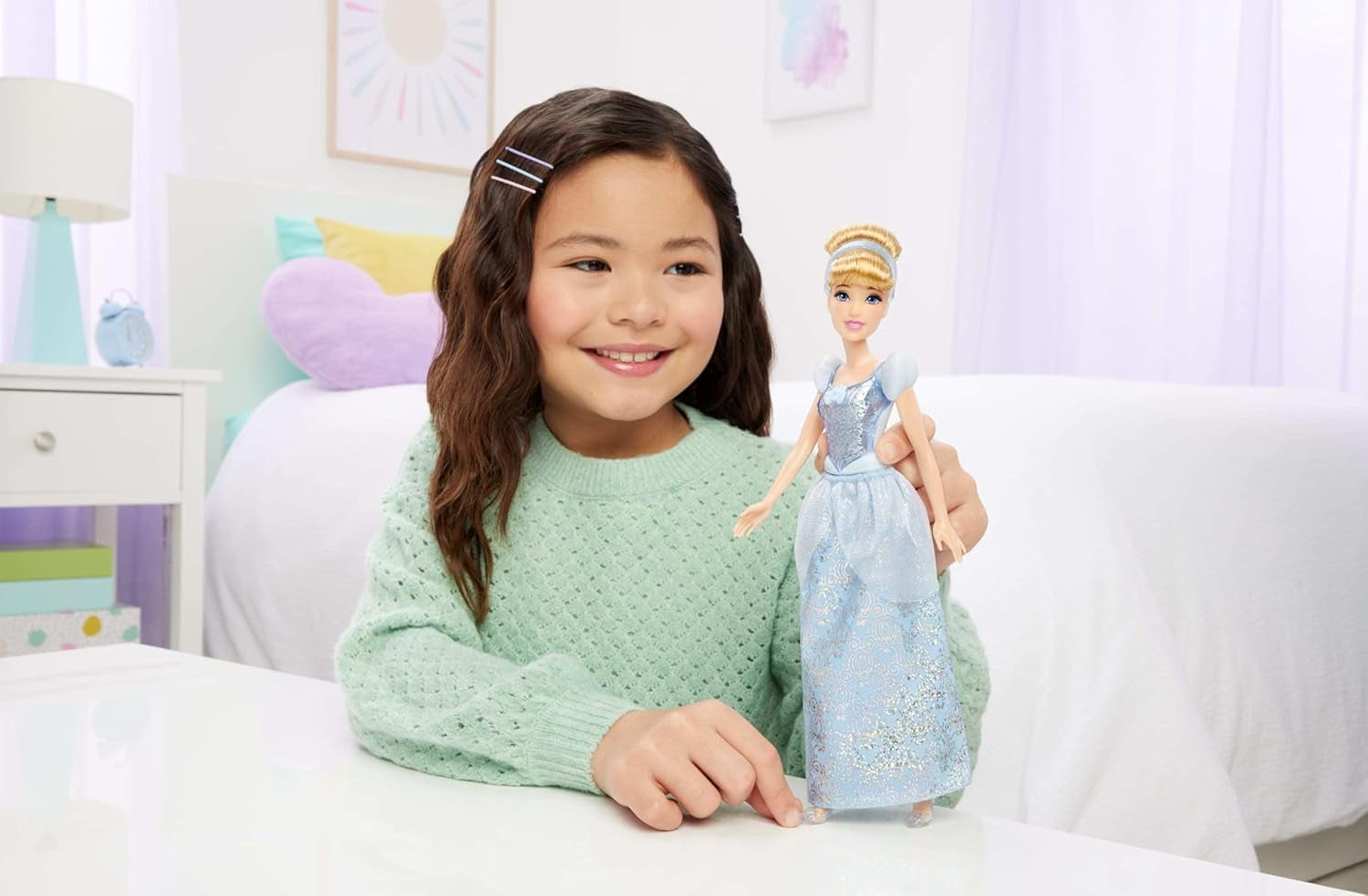 Mattel DISNEY Księżniczka Kopciuszek – przegubowa lalka z błyszczącym strojem, odpinanymi butami i tiarą, czesane włosy do zabawy podczas stylizacji, dla dzieci w wieku od 3 lat, HLW06
