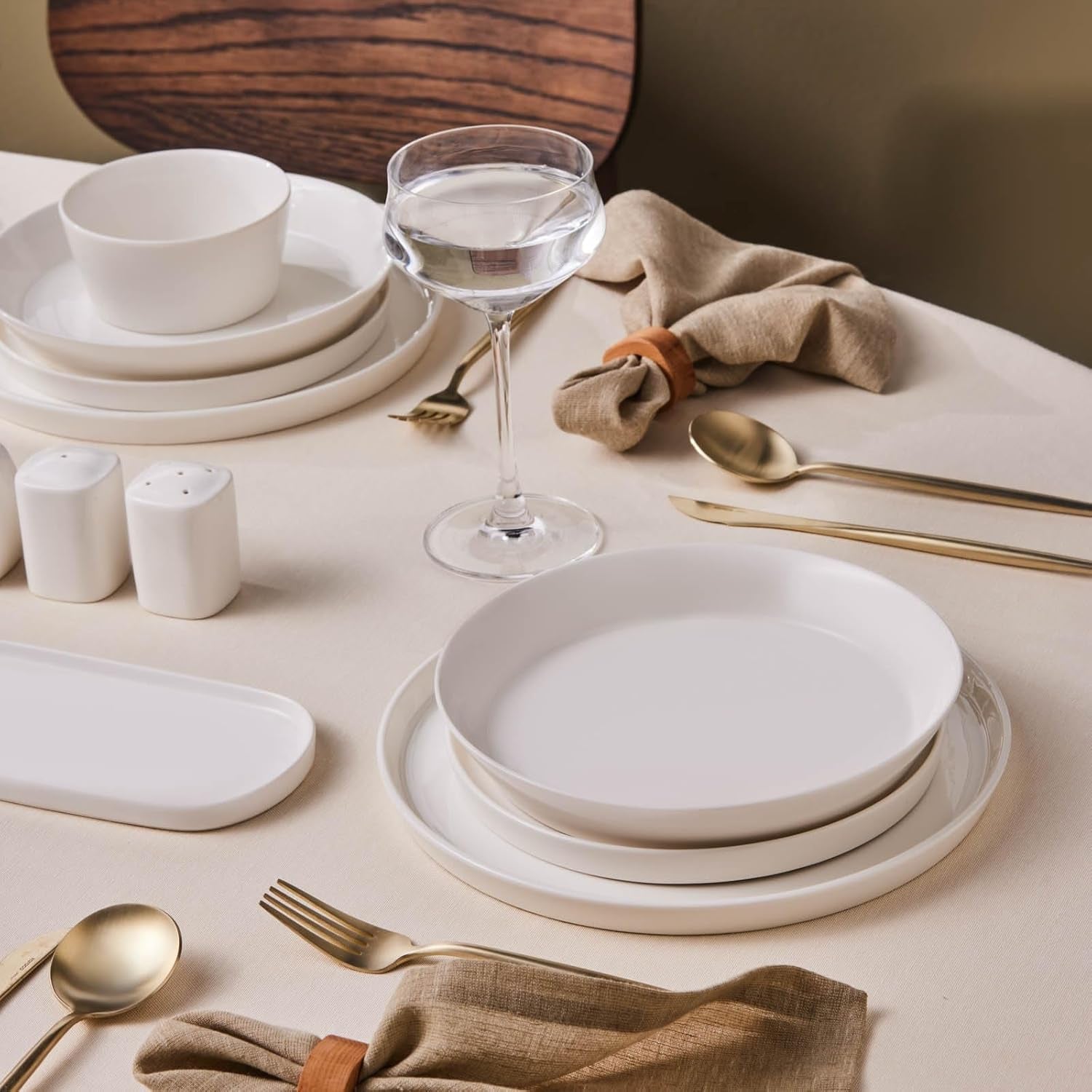 Zestaw obiadowy Karaca Stream Bone Bomo na 12 osób Elegancki zestaw talerzy kwadratowych Eleganckie zastawy stołowe z białej porcelany